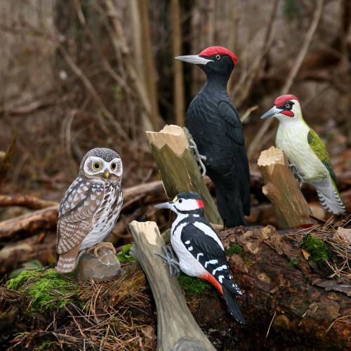 Wildlife Garden wood-carved bird - woodpecker