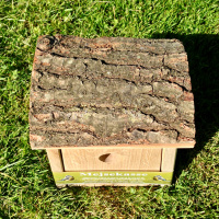 Hercules teat box with bark roof
